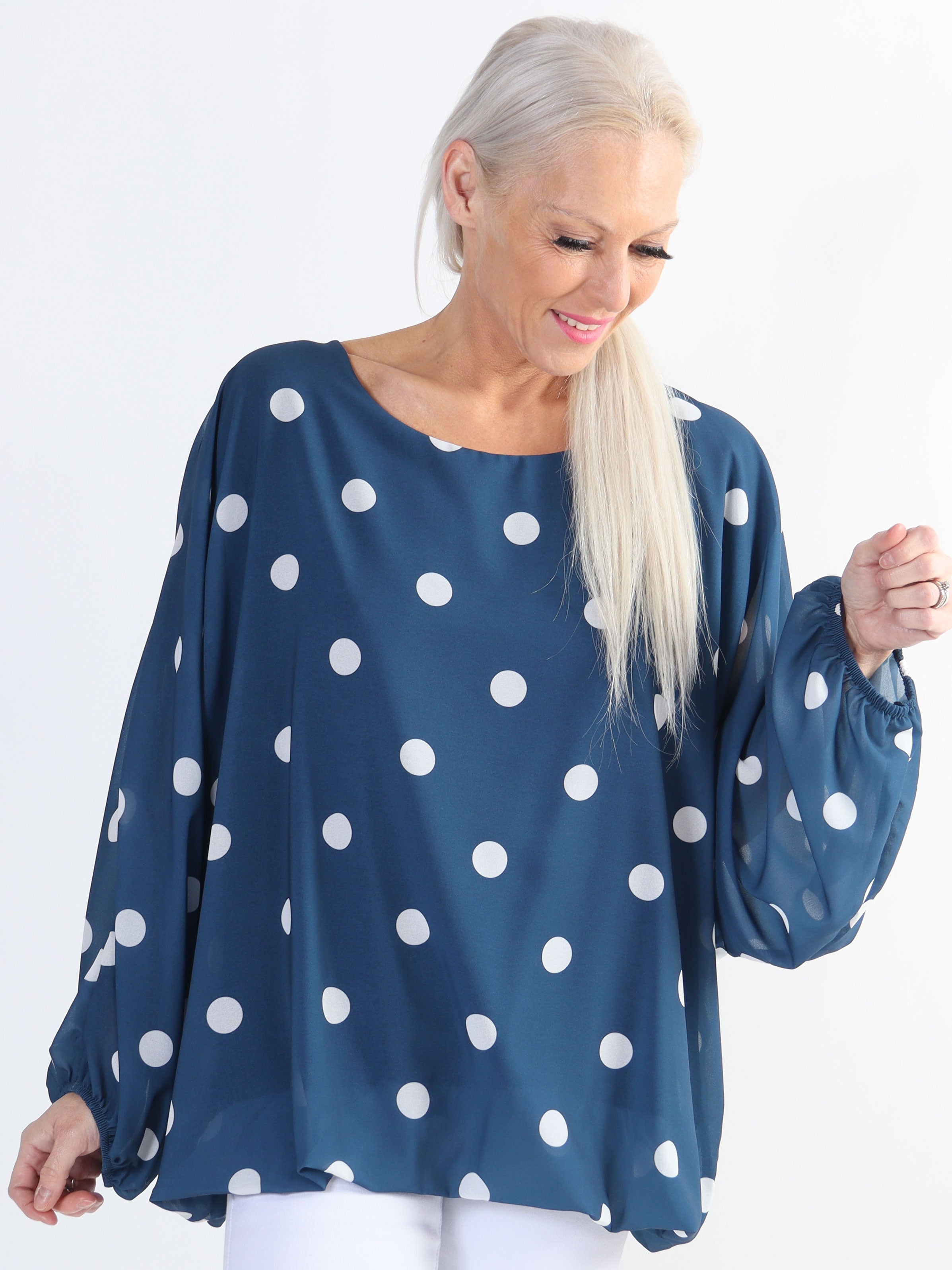 Destiny Dot - Plus size bluse i chiffon med prikker